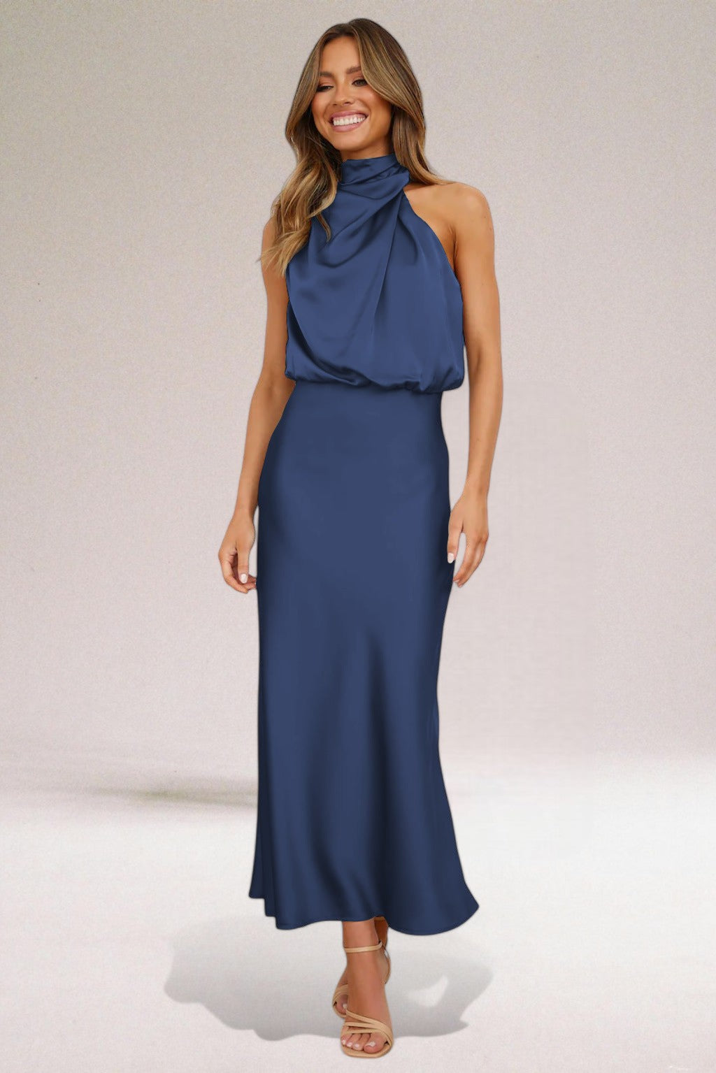 Élodie™ | Vestido de satén glamoroso con cuello halter.