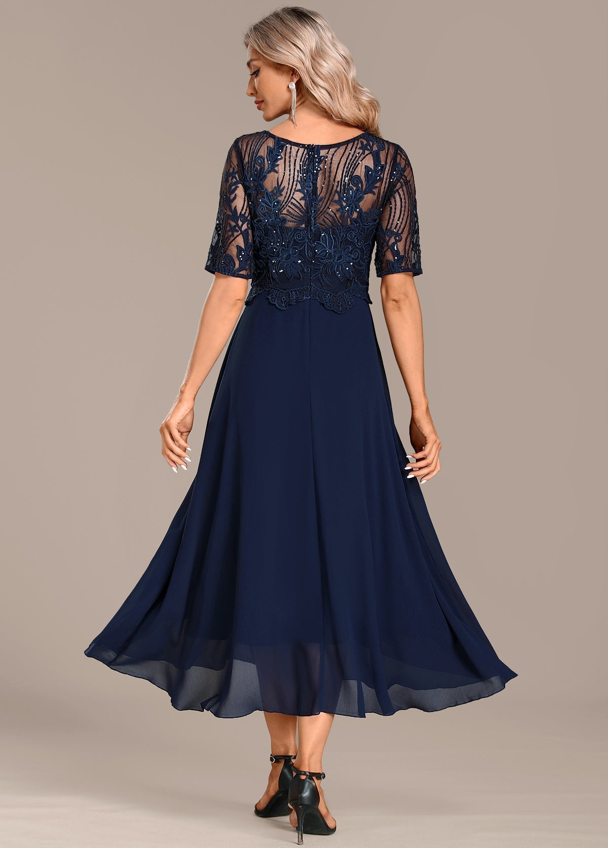 Vestido Corto de Encaje Azul Marino con Manga Corta y Cuello Redondo