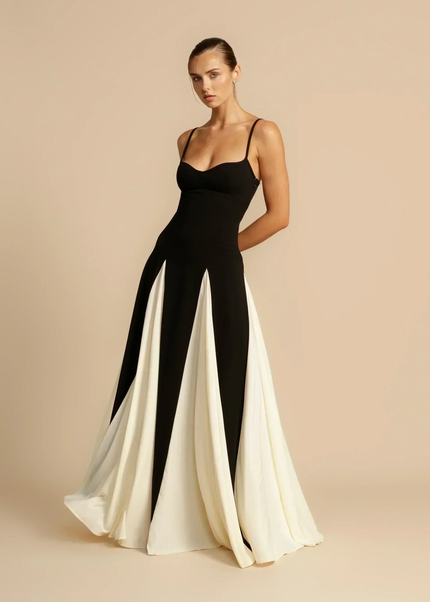 Celia | Vestido Maxi de Volantes en Contraste Elegante