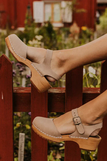 Ammara – Zuecos de Elegancia Sin Esfuerzo