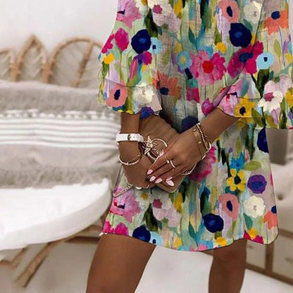 Tabitha - Vestido Mini de Impresión Floral Romántica con Escote en V