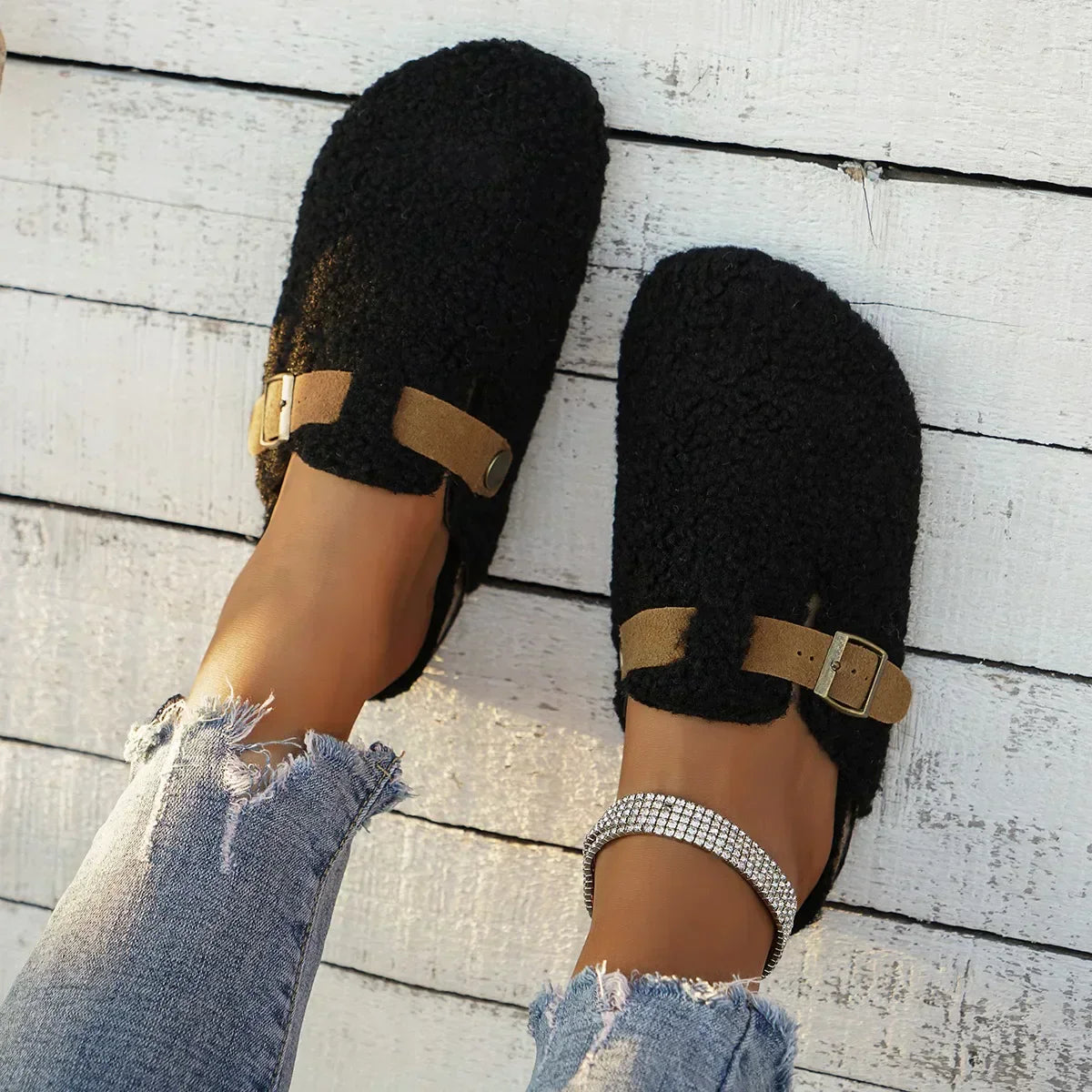Zapatillas de Mujer Slip-On con Detalle de Hebilla y Confort Suave y Acogedor