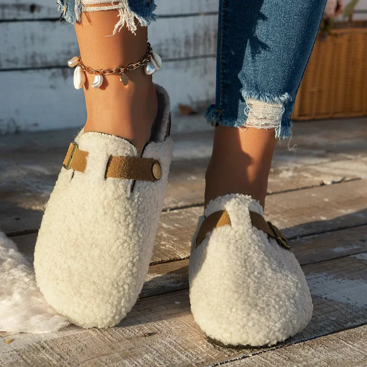 Zapatillas de Mujer Slip-On con Detalle de Hebilla y Confort Suave y Acogedor