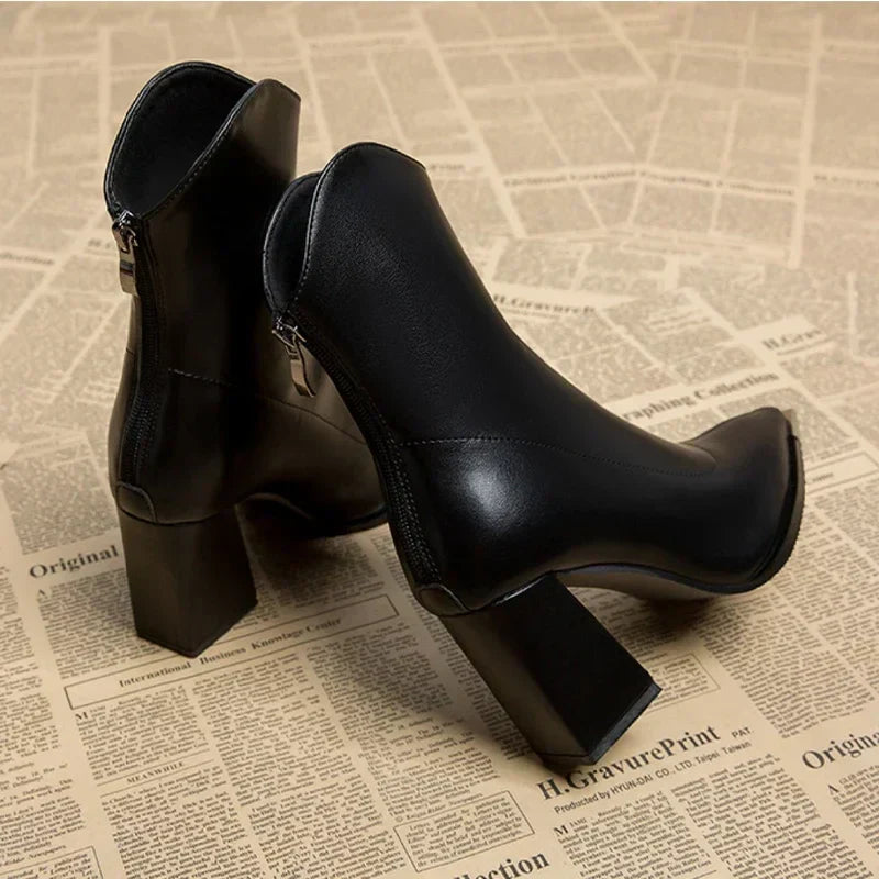 Tacones de Cuero con Corte Amplio
