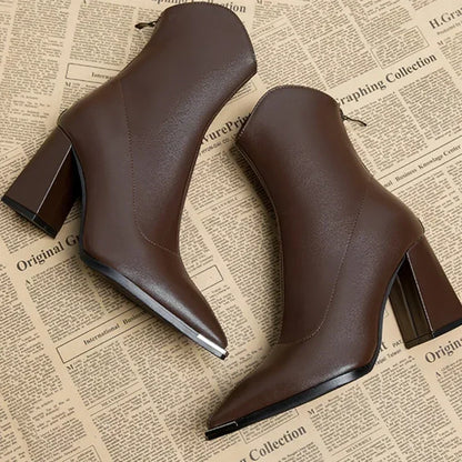 Tacones de Cuero con Corte Amplio