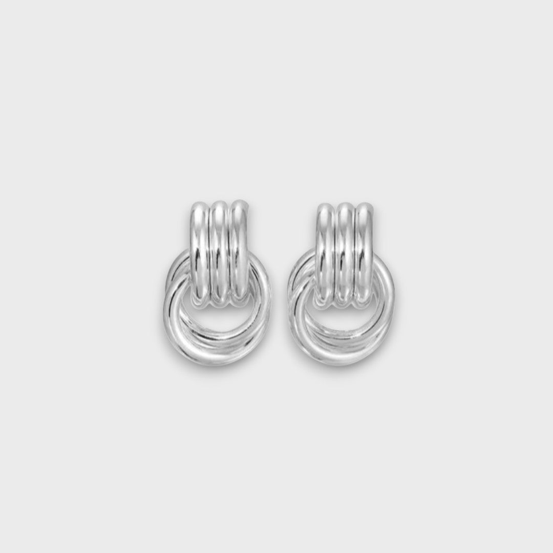Nela – Pendientes de nudo en filigrana de latón dorado