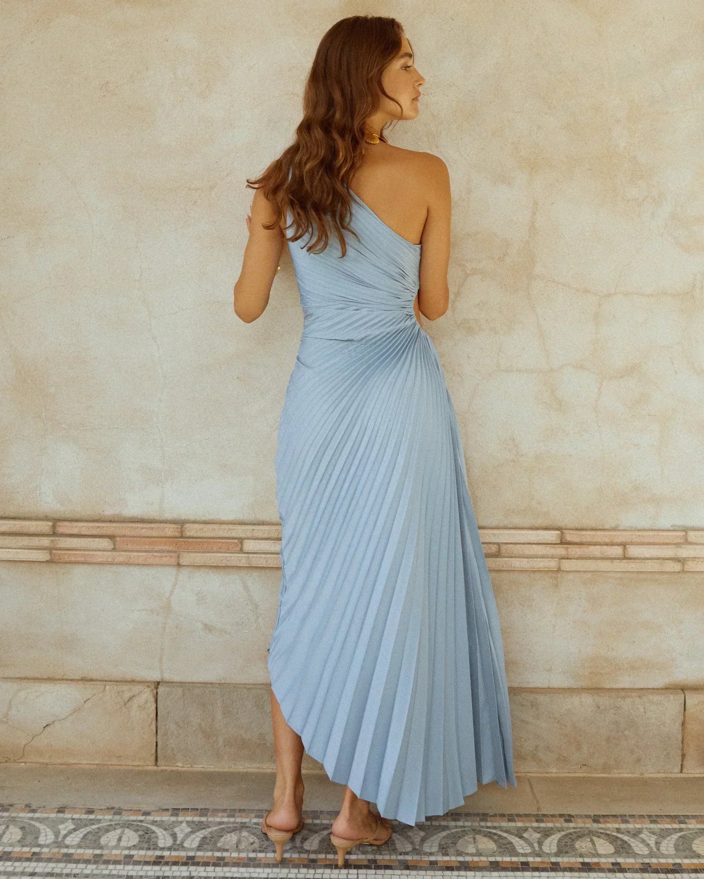 Delfina - Vestido Largo de Satén con Pliegues de Un Hombro