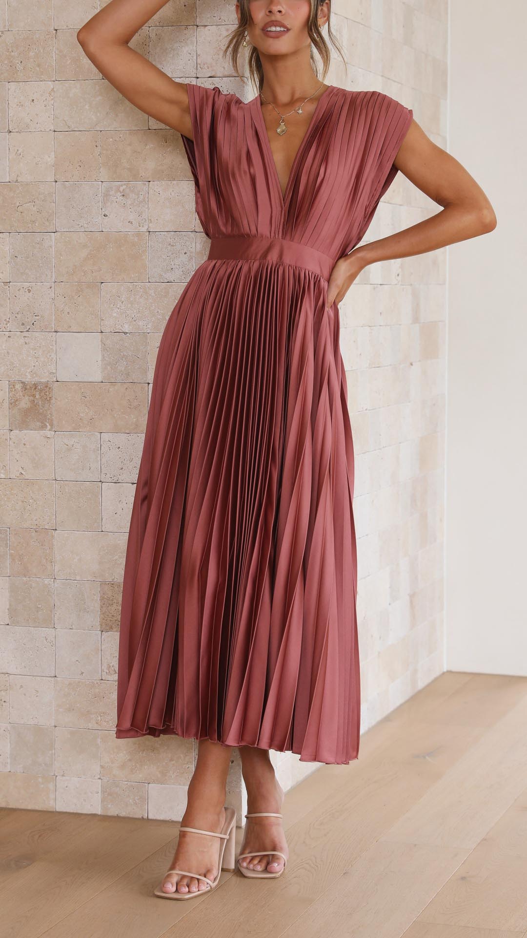 ALIYAH – VESTIDO MIDI PLISADO ELEGANTE