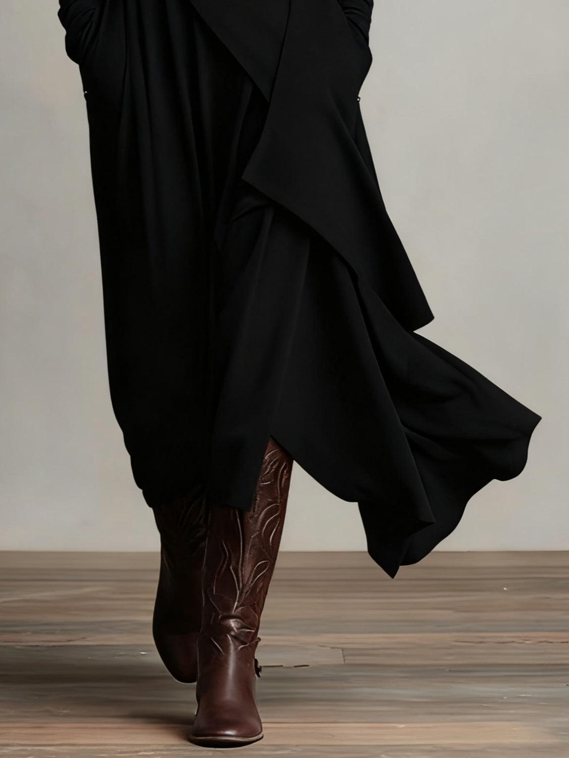 Solmira | Vestido Maxi Plisado Asimétrico con Cuello Alto