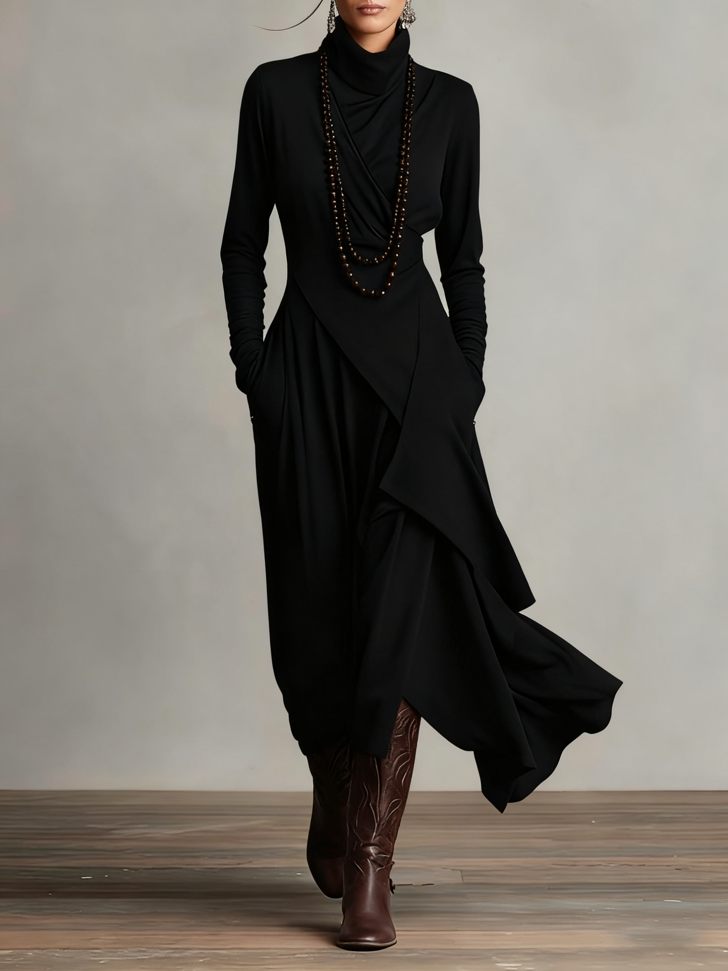 Solmira | Vestido Maxi Plisado Asimétrico con Cuello Alto