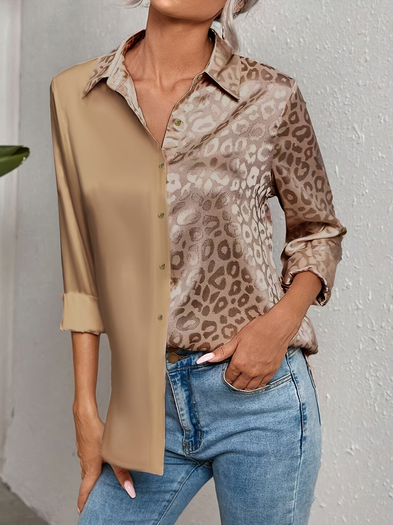 Gwendolyn - Camisa Button-Up en Satén Bicolor con Estampado de Leopardo
