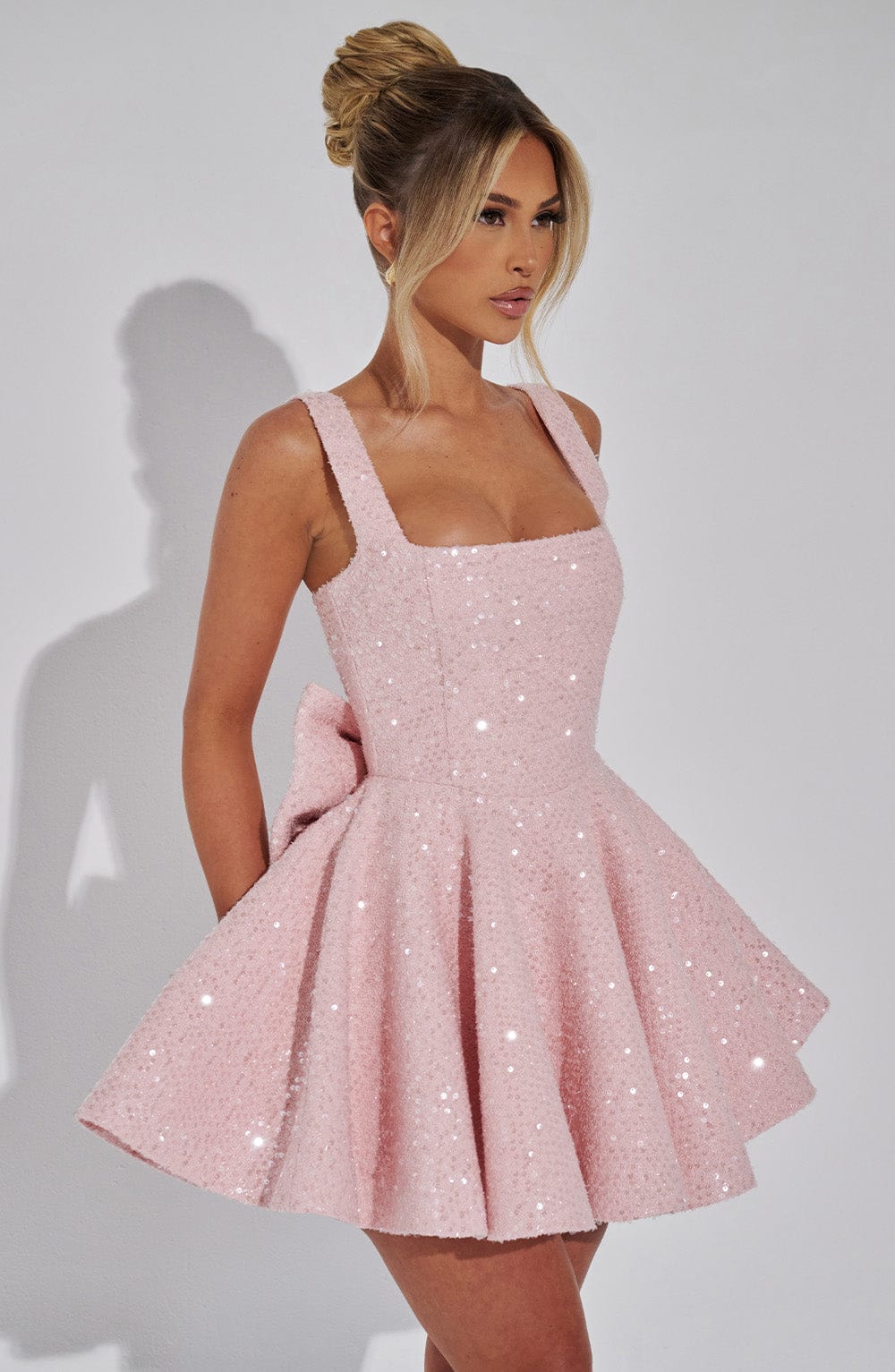 Yara - Vestido Mini Sin Espalda con Lentejuelas y Lazo