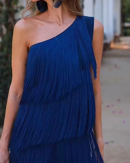 Vestido elegante de flecos Maya con hombros al descubierto