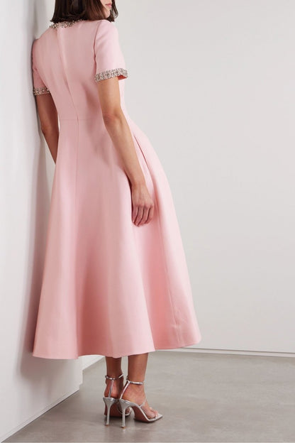 Vestido Midi Rosa con Adorno de Cristales y Lazo