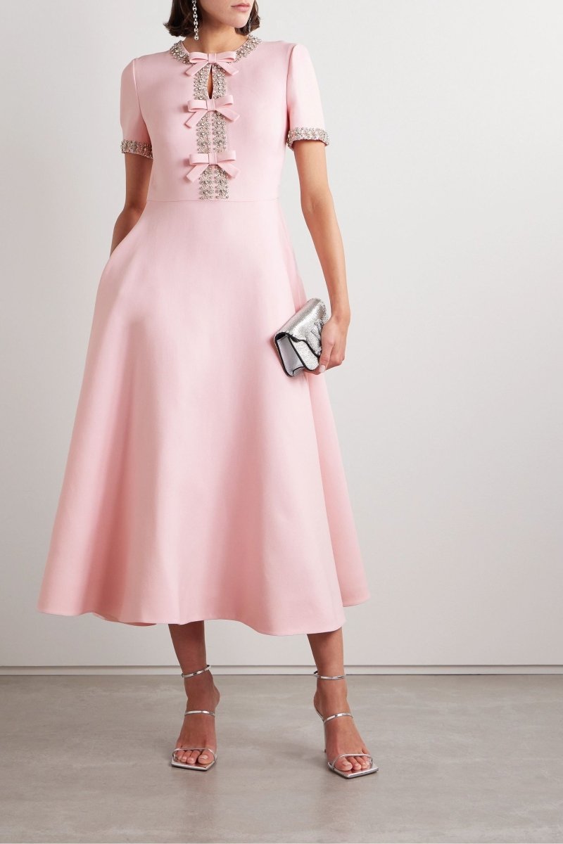 Vestido Midi Rosa con Lazo y Cristales